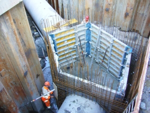 Baugrube mit Entlastungsbauwerk