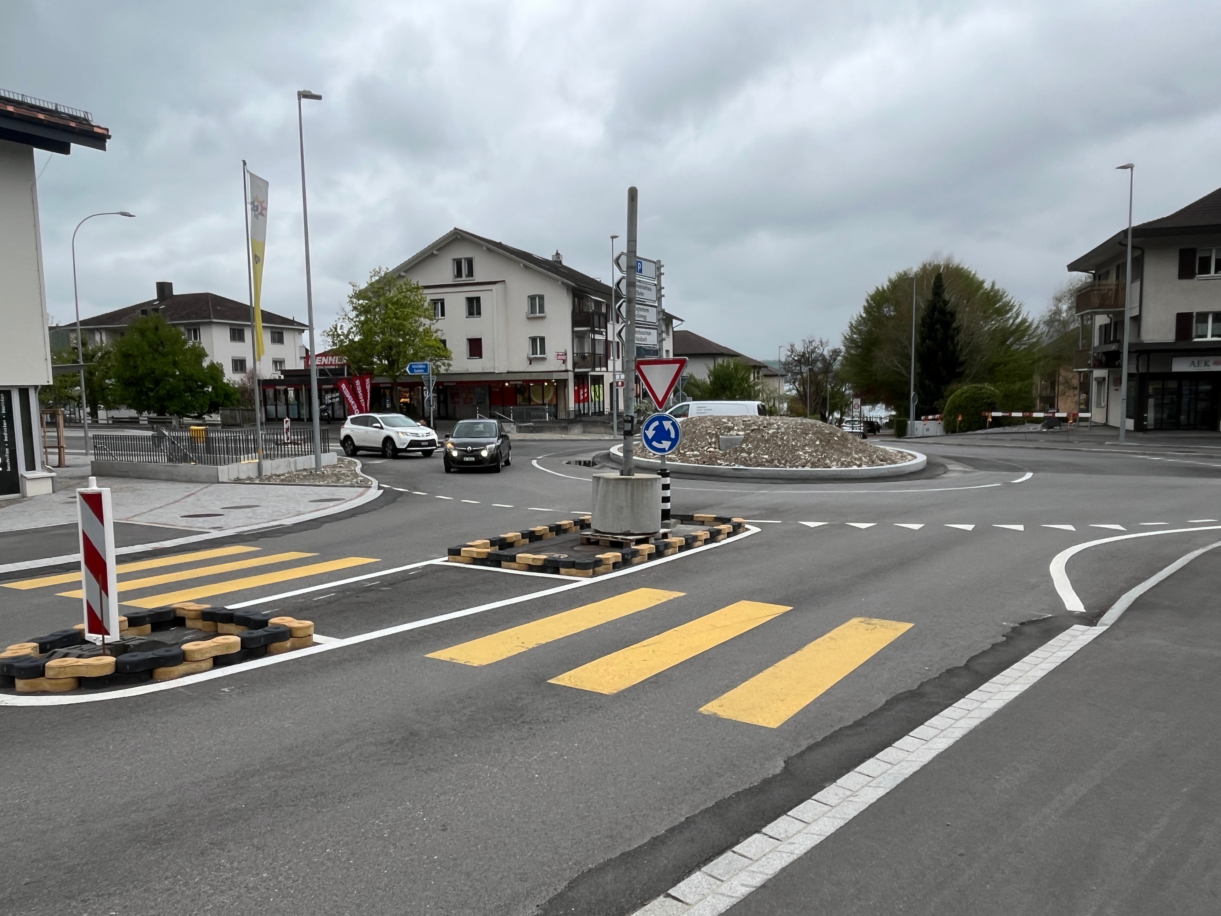 Sanierung Kreuzung durch Kreisel, Fussg&auml;ngerinsel