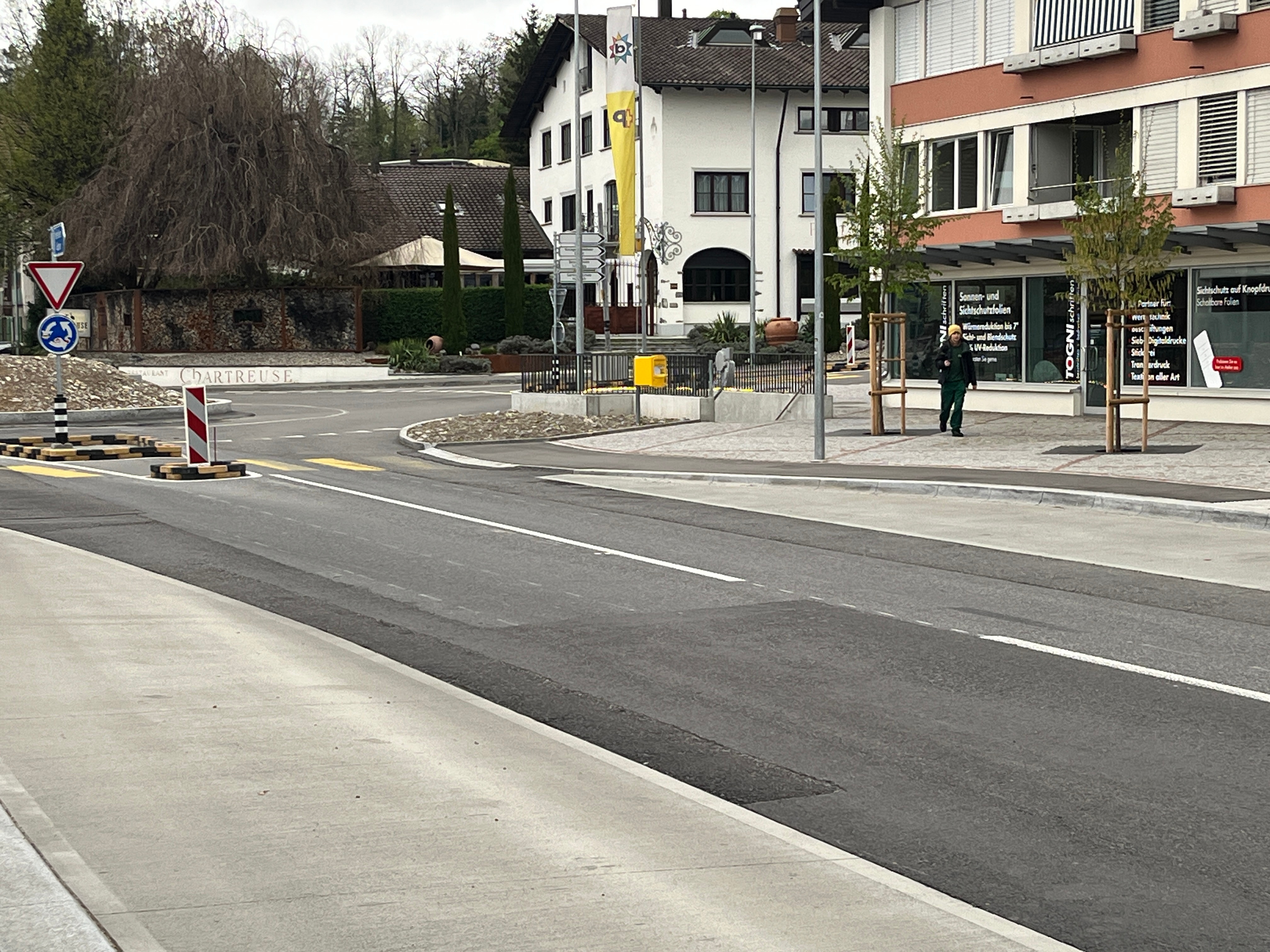 Sanierung Kreuzung durch Kreisel, neuer Belag